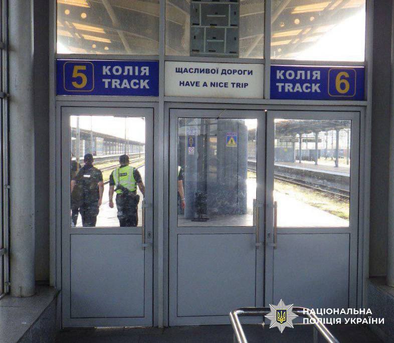 У Києві помер чоловік, який отримав ураження струмом, забравшись на дах електрички