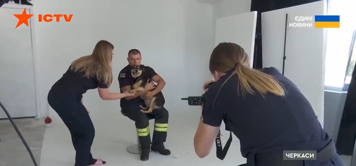 Черкаські вогнеборці знялися у фотосесії для нового календаря разом з безпритульними собаками - фото 2