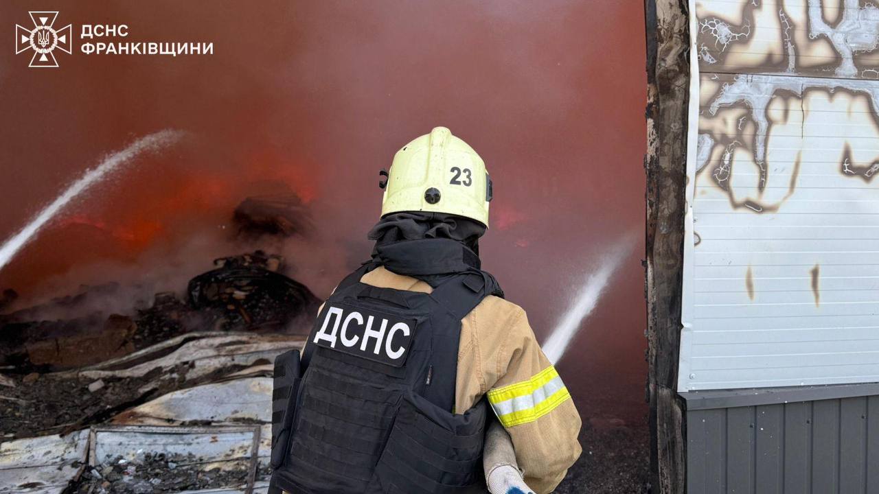 Масштабна пожежа виникла в Івано-Франківській області внаслідок обстрілу - фото 2