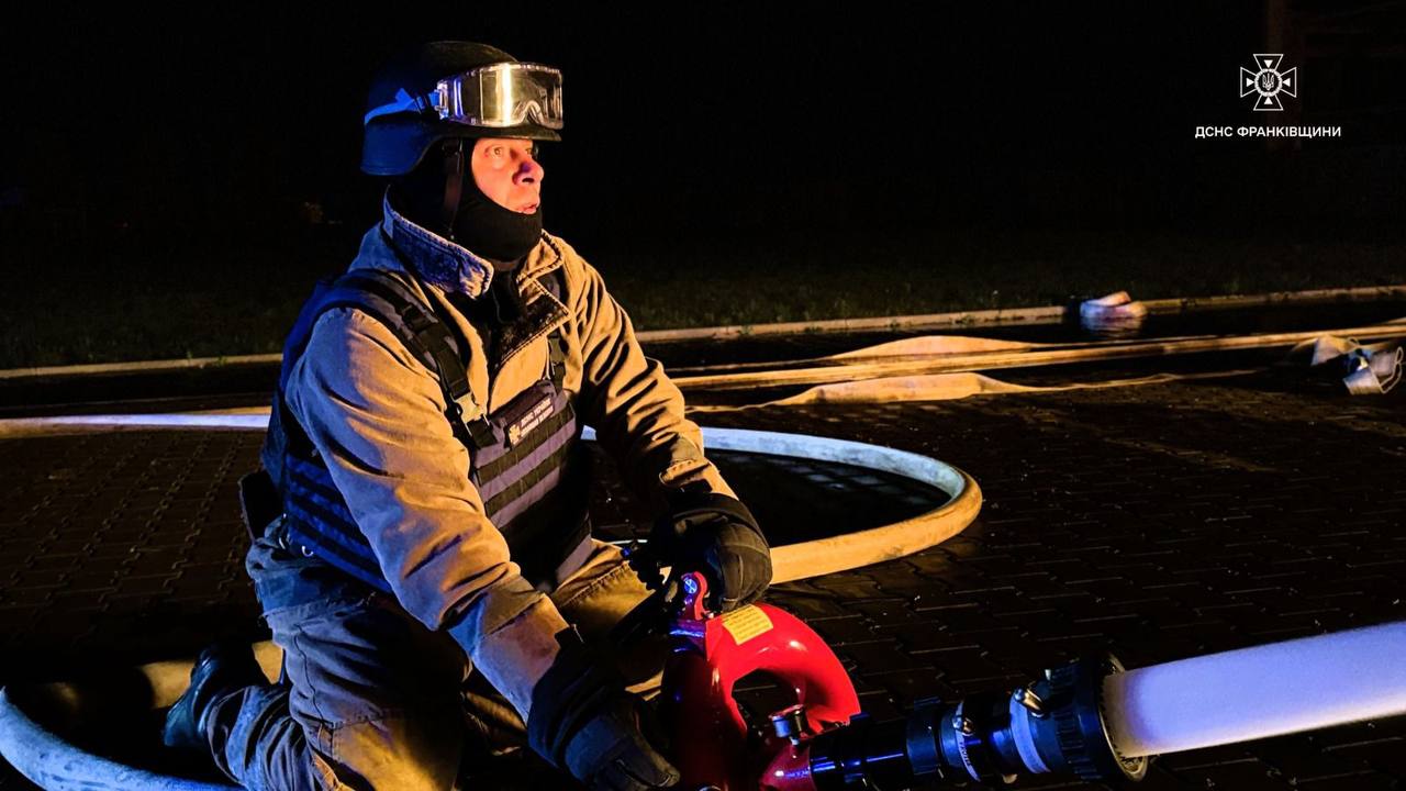 Масштабна пожежа виникла в Івано-Франківській області внаслідок обстрілу - фото 3