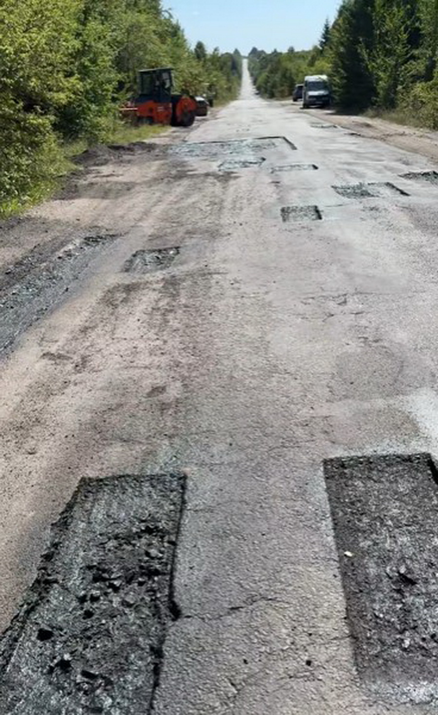 На Вінниччині ремонтують дорогу, де яма на ямі, люди звертались до Уряду