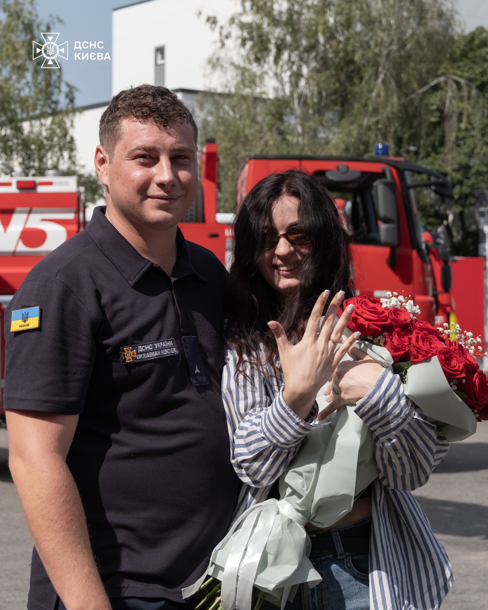 У столиці рятувальник зробив пропозицію своїй дівчині під час тренувань - фото 2