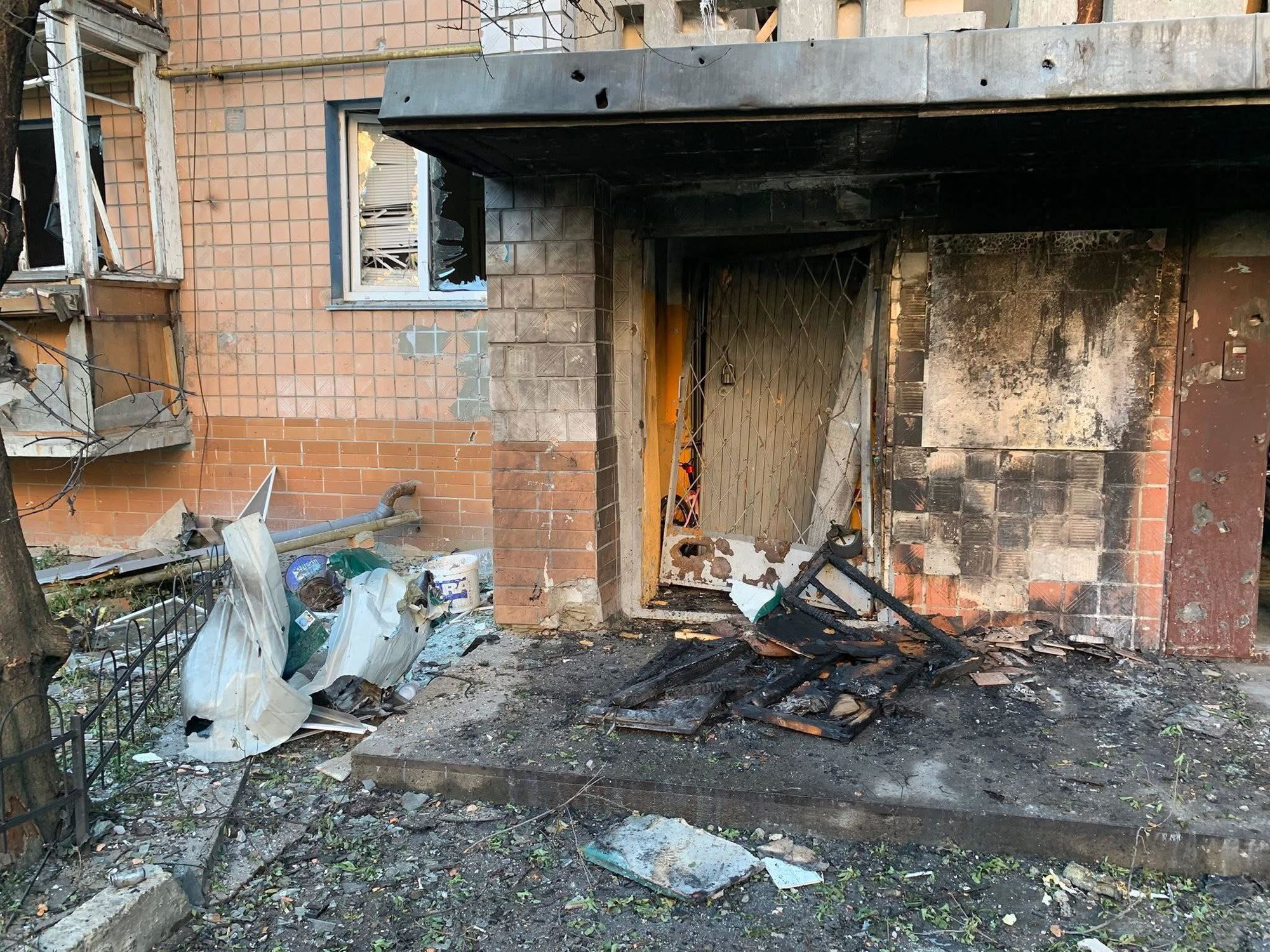 Під час нічної атаки на Вишгород постраждало помешкання священника УГКЦ - фото 6