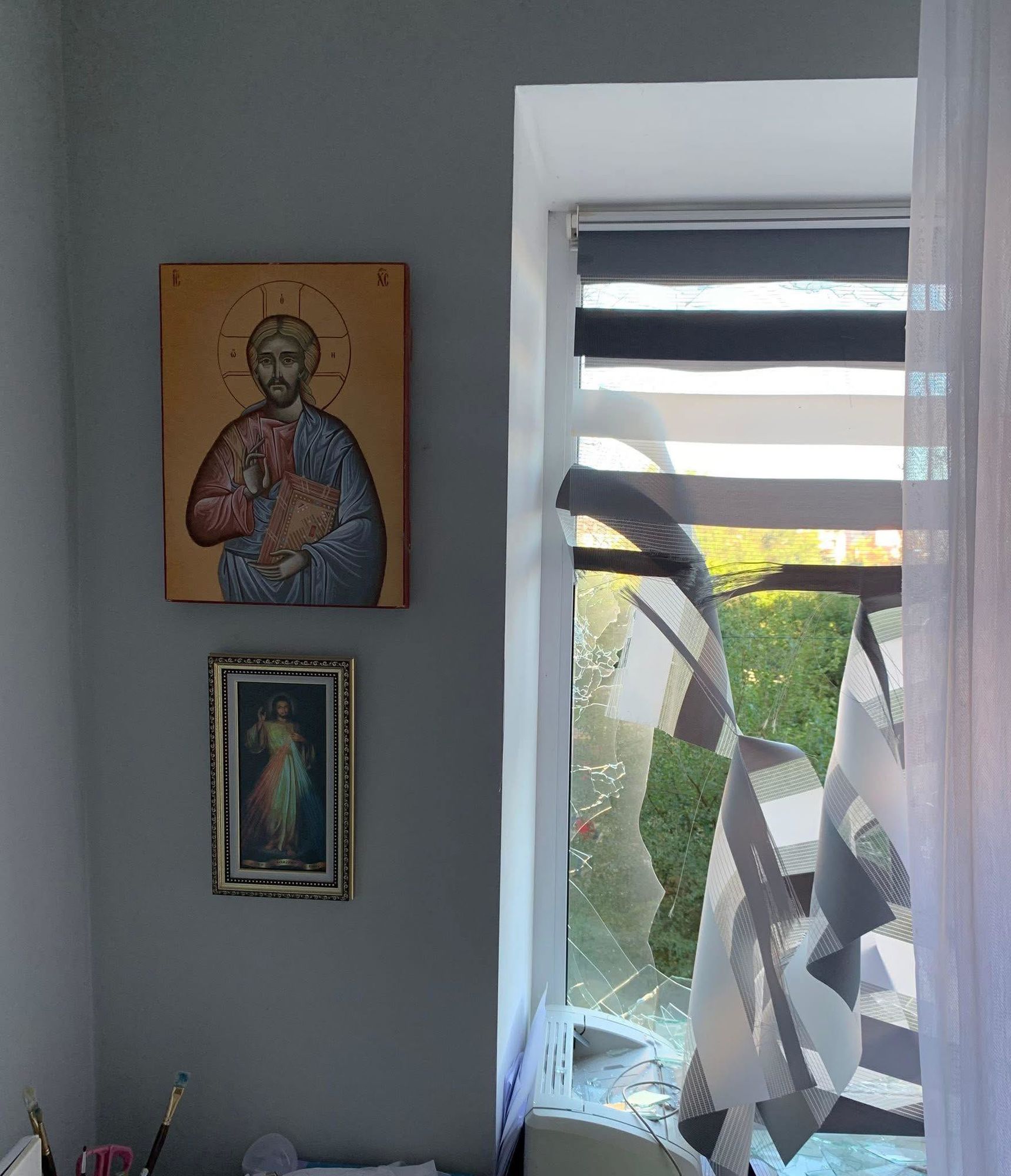 Під час нічної атаки на Вишгород постраждало помешкання священника УГКЦ - фото 7