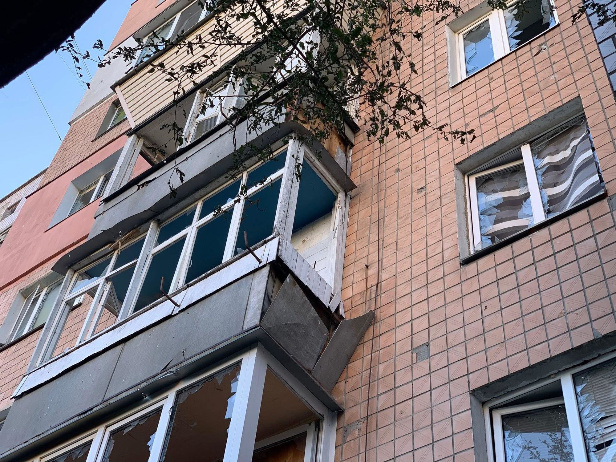 Під час нічної атаки на Вишгород постраждало помешкання священника УГКЦ - фото 2