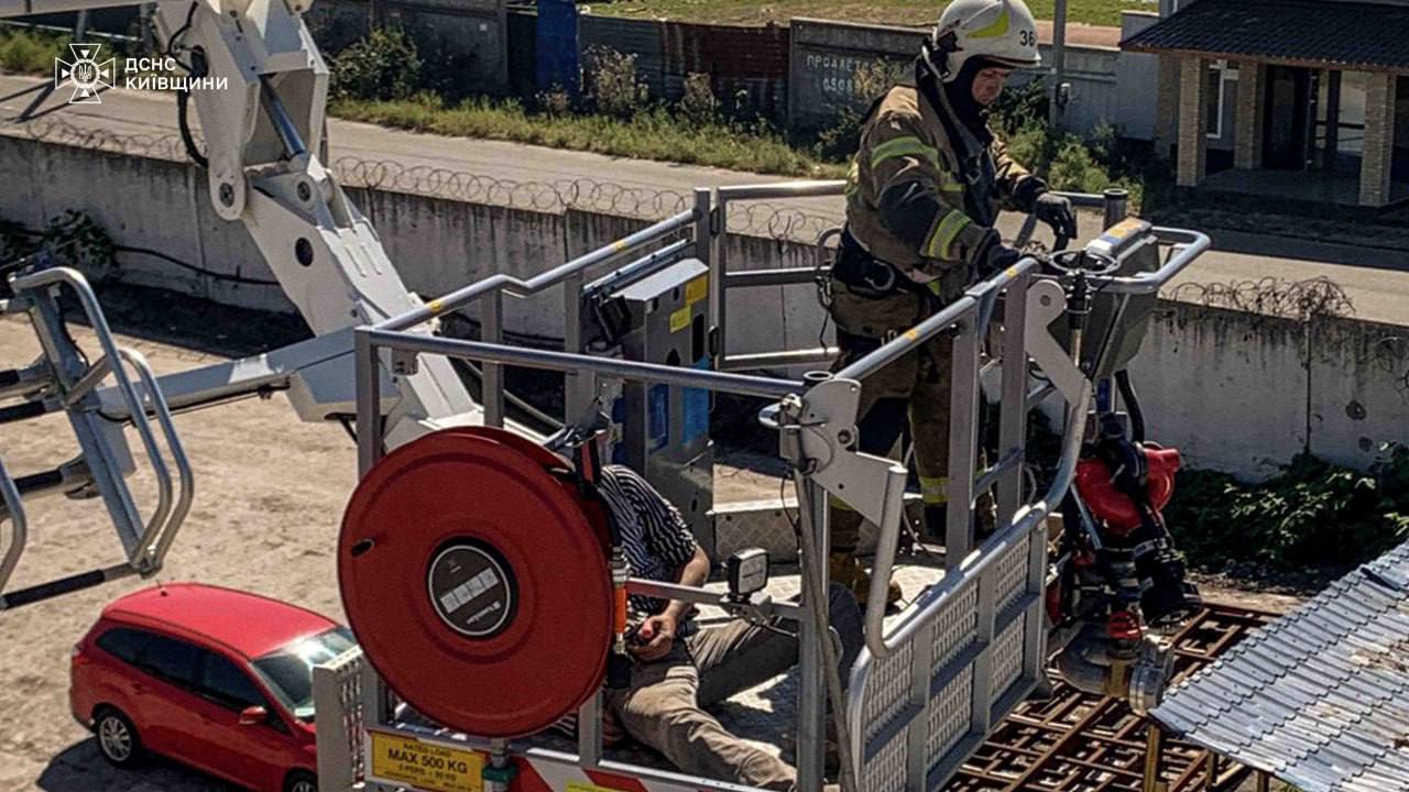 У Гостомелі рятувальники допомогли чоловікові, який знепритомнів на даху підприємства