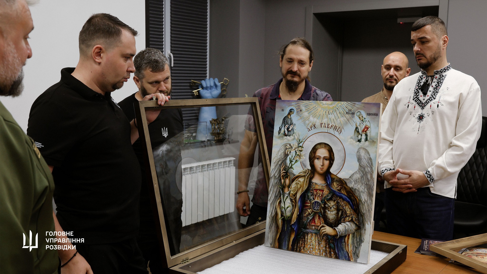 Символ розвідників у руках Архангела: воїни ГУР отримали власну ікону до Дня воєнної розвідки - фото 2