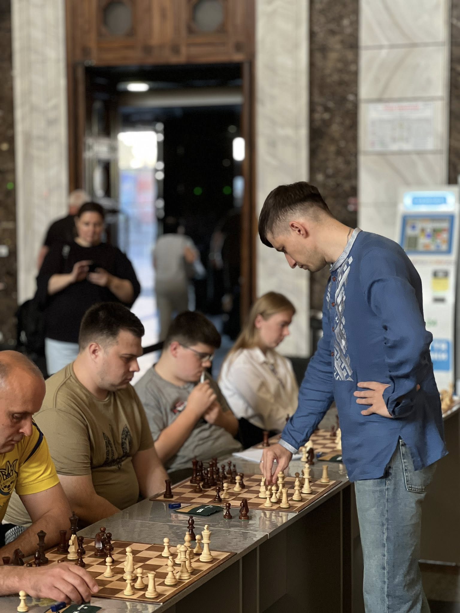 На київському вокзалі юна шахістка перемогла міжнародного майстра з шахів - фото 2