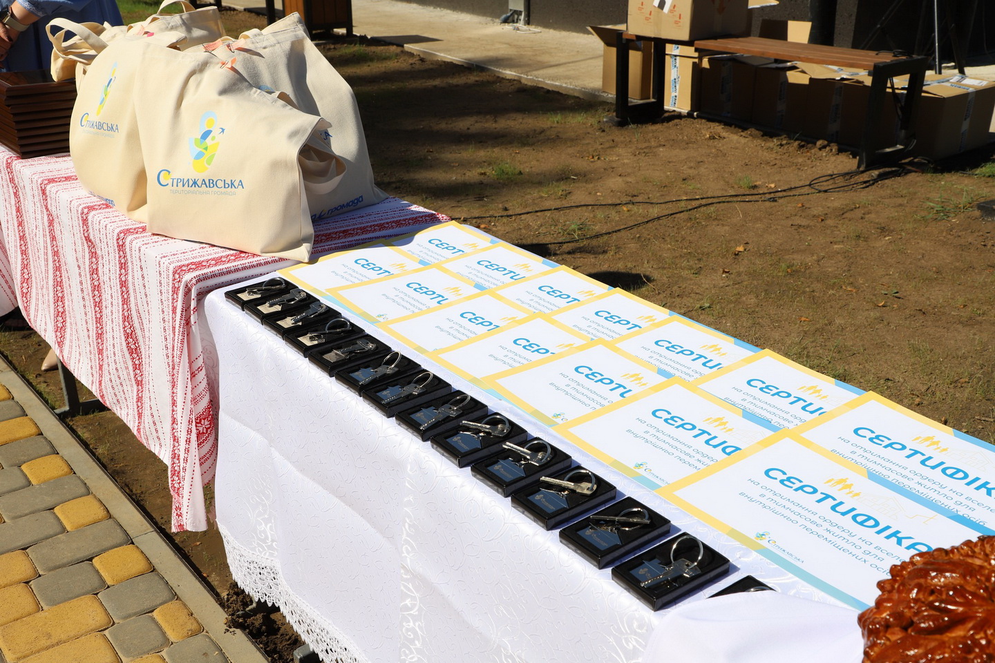 У громаді на Вінниччині 14 родин ВПО отримали ключі від нових смарт-квартир - фото 3