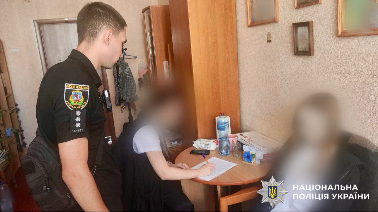 Підліткам було нудно: на Київщині діти знущались над їжаком та знімали це на відео