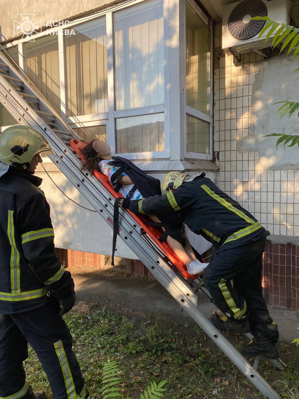 У Києві рятувальники евакуювали дівчину, яка випала з вікна - фото 3