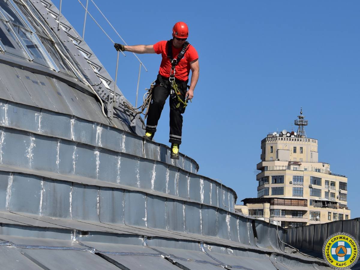 Рятувальники ліквідували аварійність купола на даху будинку вчителя в Києві - фото 2