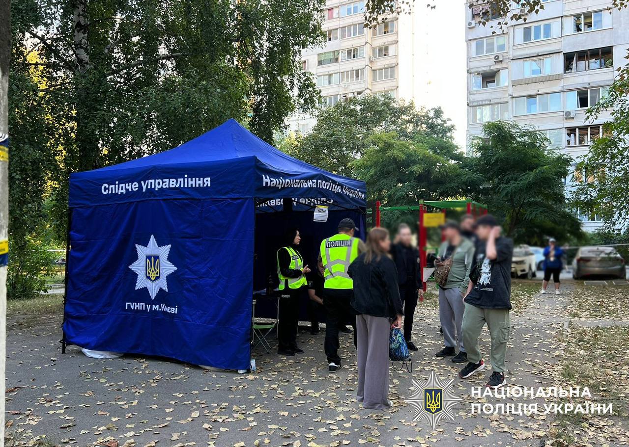 Росіяни вбили у Києві молоду маму з немовлям, поранені поліцейські
