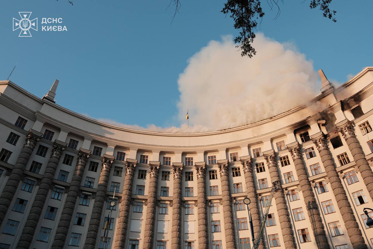 У Києві після удару росіян горіла будівля уряду - фото 2