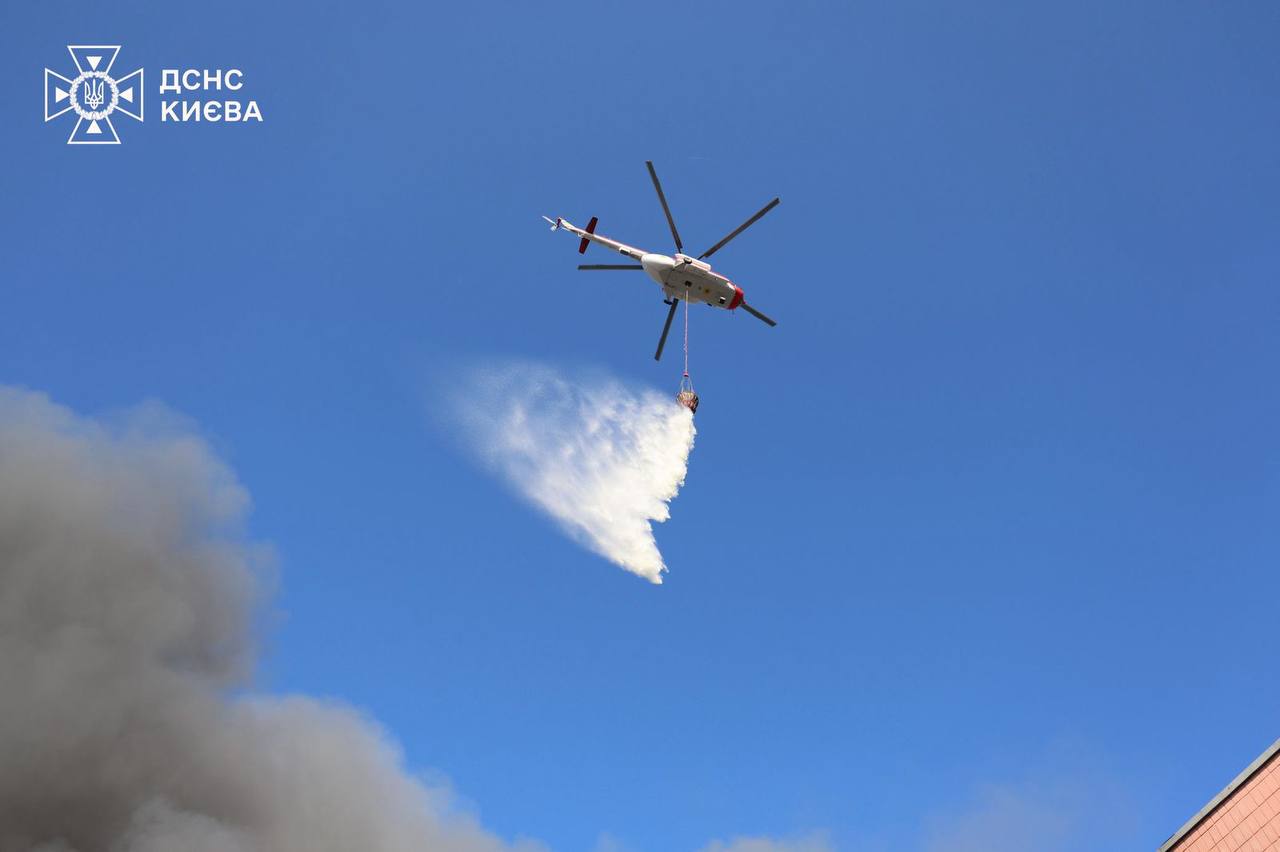У Києві після удару росіян горіла будівля уряду
