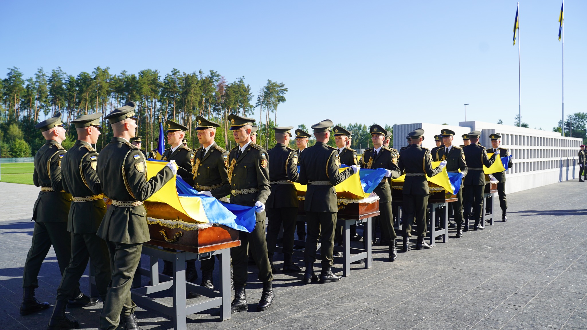 На Національному військовому меморіальному кладовищі поховали ще 17 захисників України - фото 7