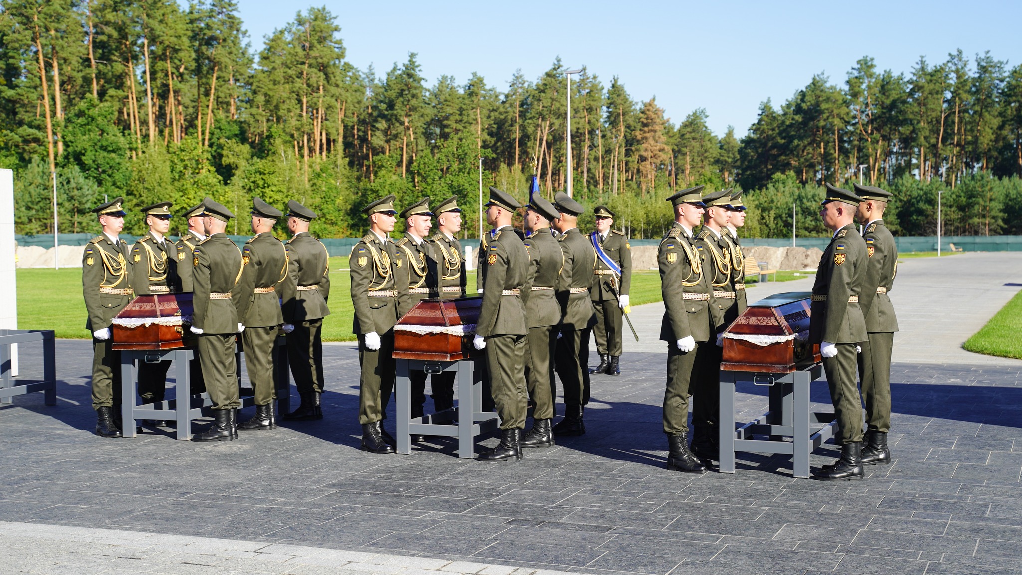 На Національному військовому меморіальному кладовищі поховали ще 17 захисників України - фото 9