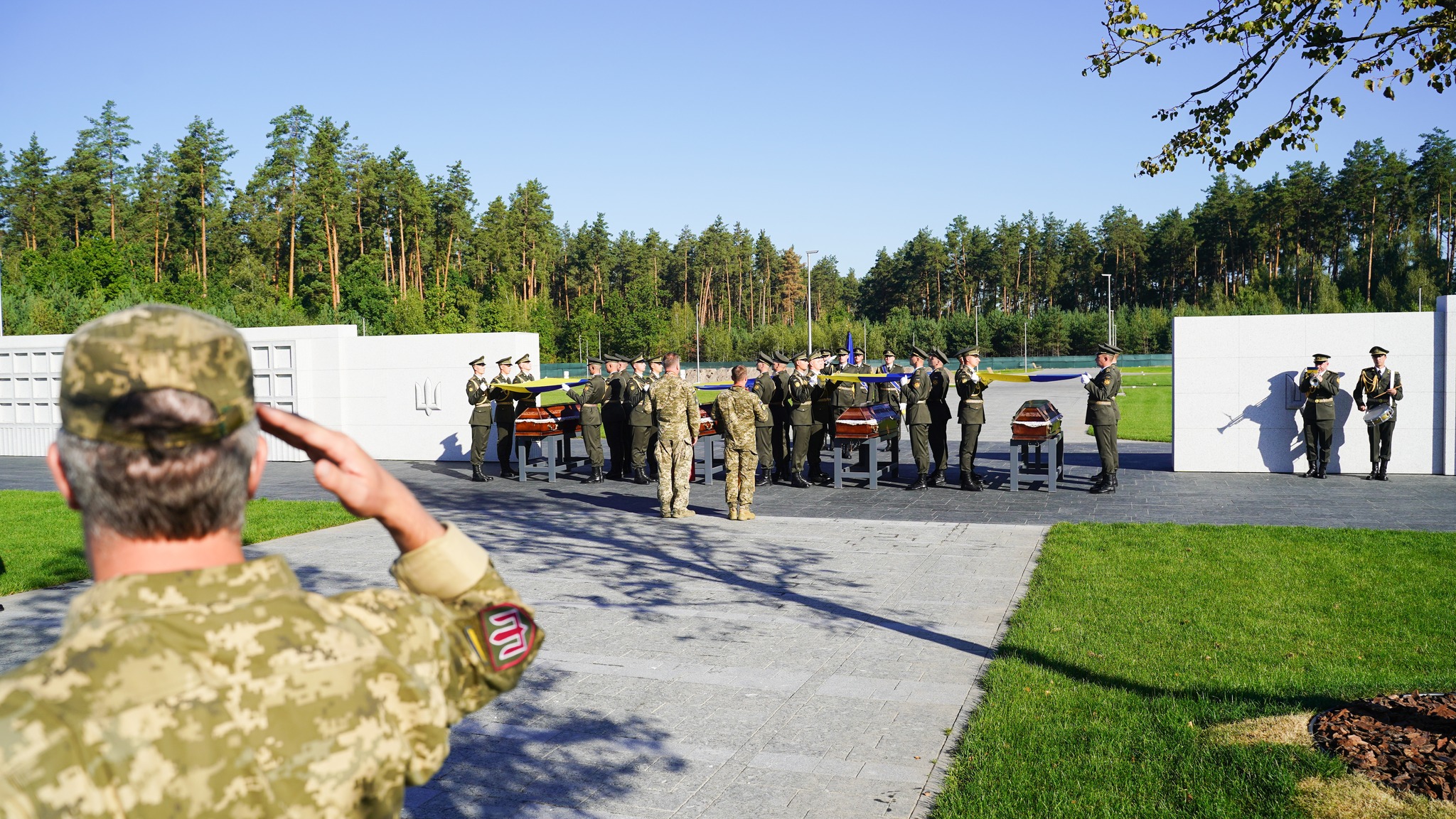 На Національному військовому меморіальному кладовищі поховали ще 17 захисників України - фото 4