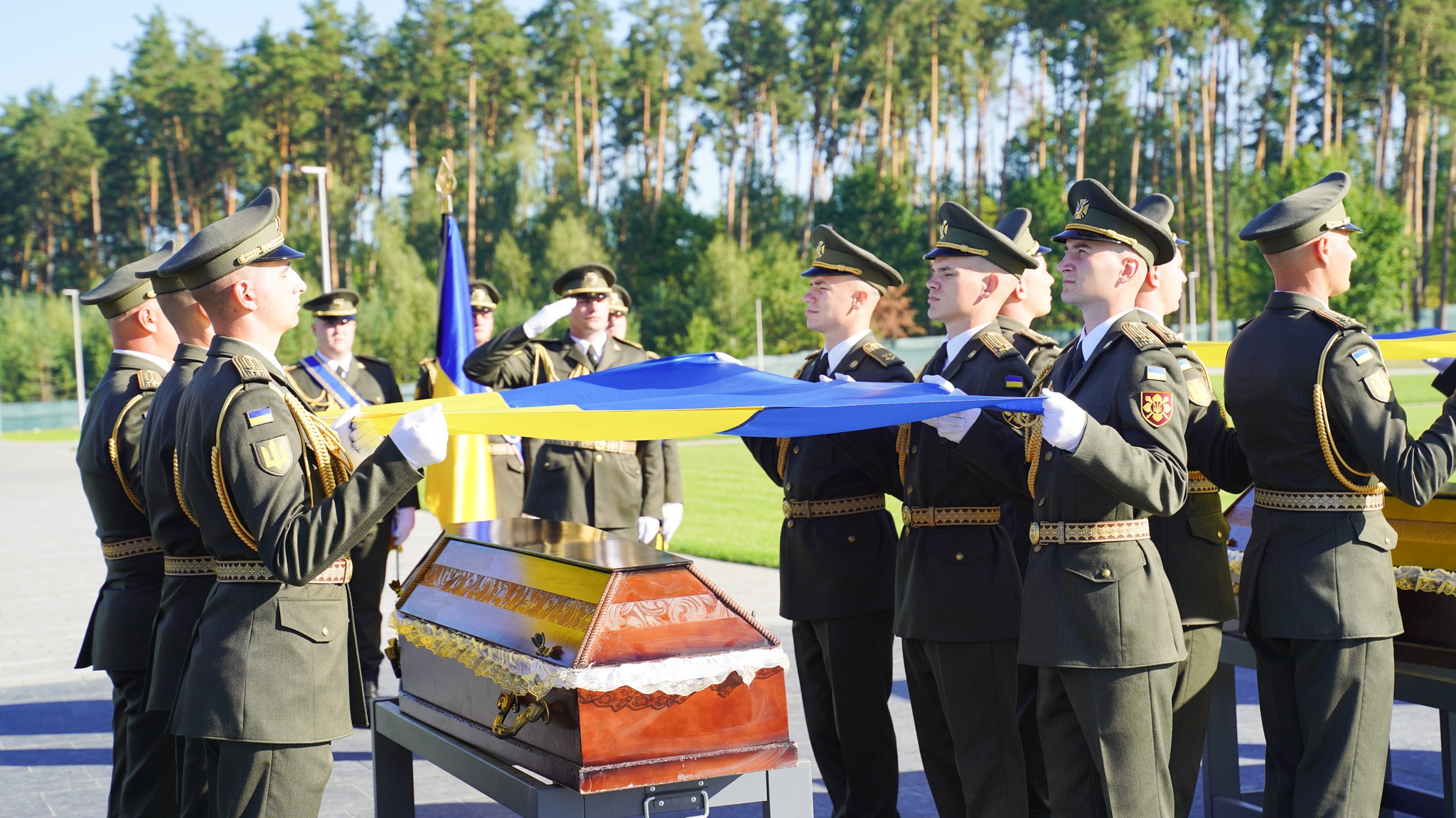 На Національному військовому меморіальному кладовищі поховали ще 17 захисників України - фото 6