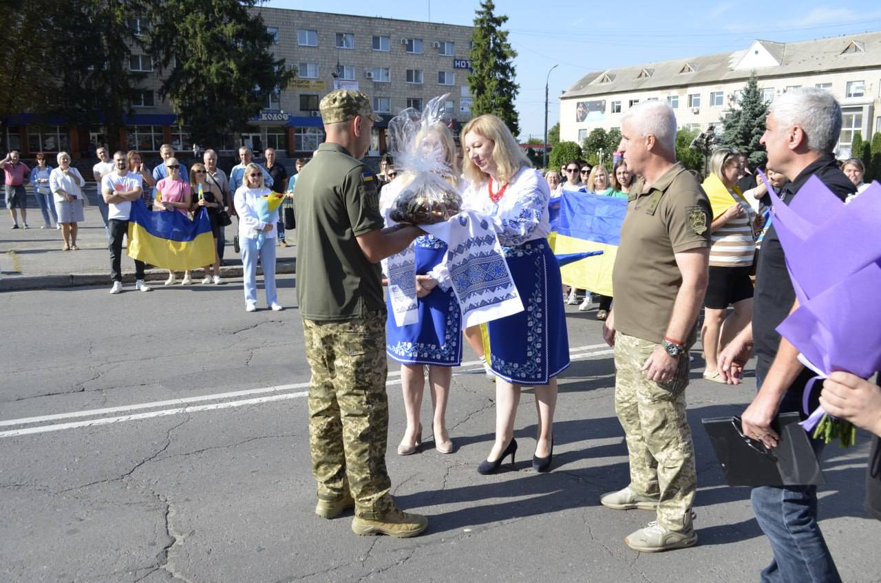 У Звенигородці урочисто зустріли військового, який повернувся з російської неволі - фото 3