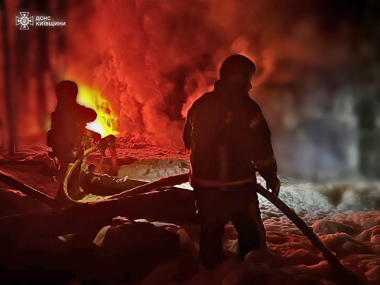 На Київщині внаслідок атаки ворожих дронів загорілося підприємство