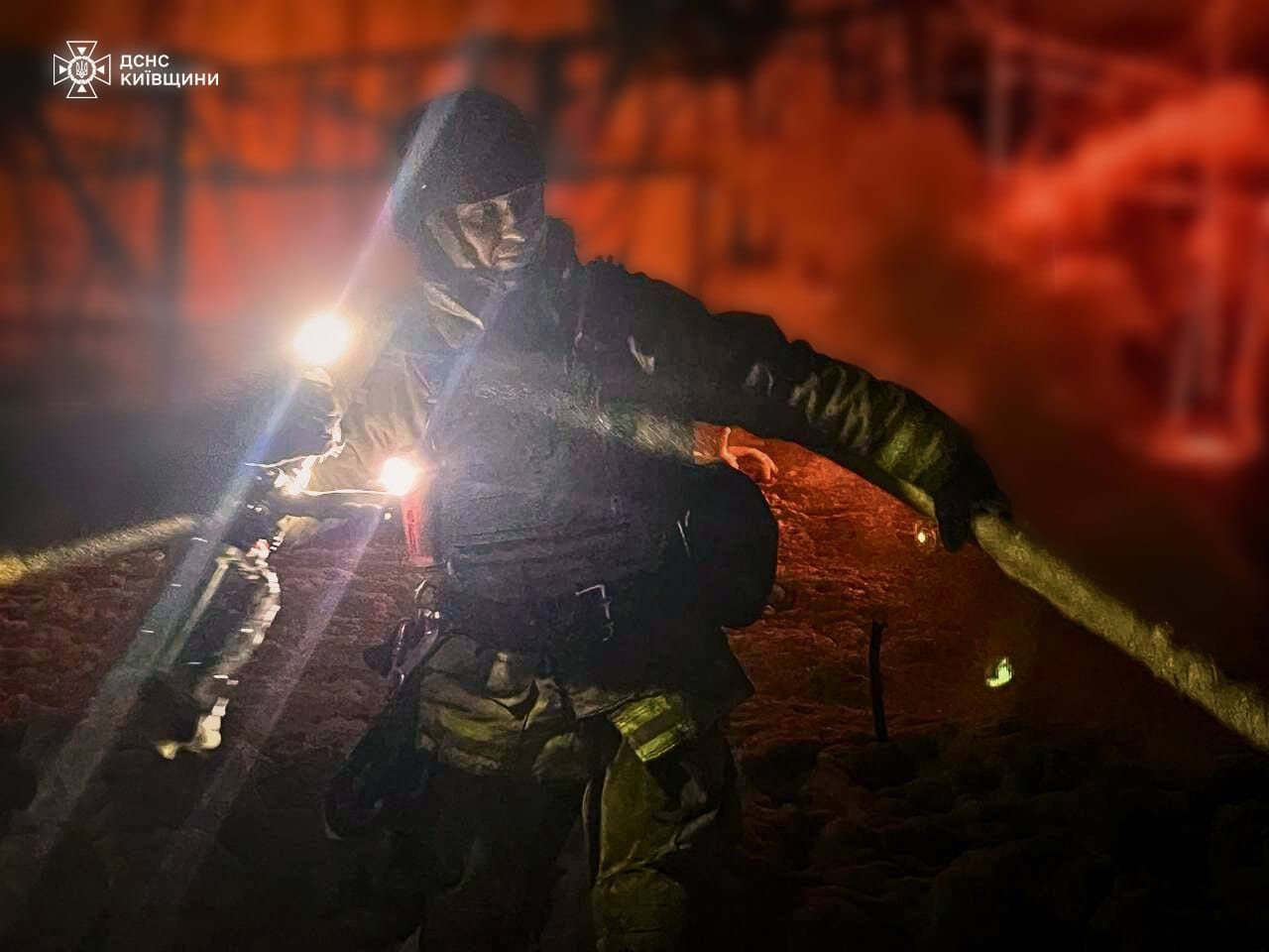 На Київщині внаслідок атаки ворожих дронів загорілося підприємство - фото 3