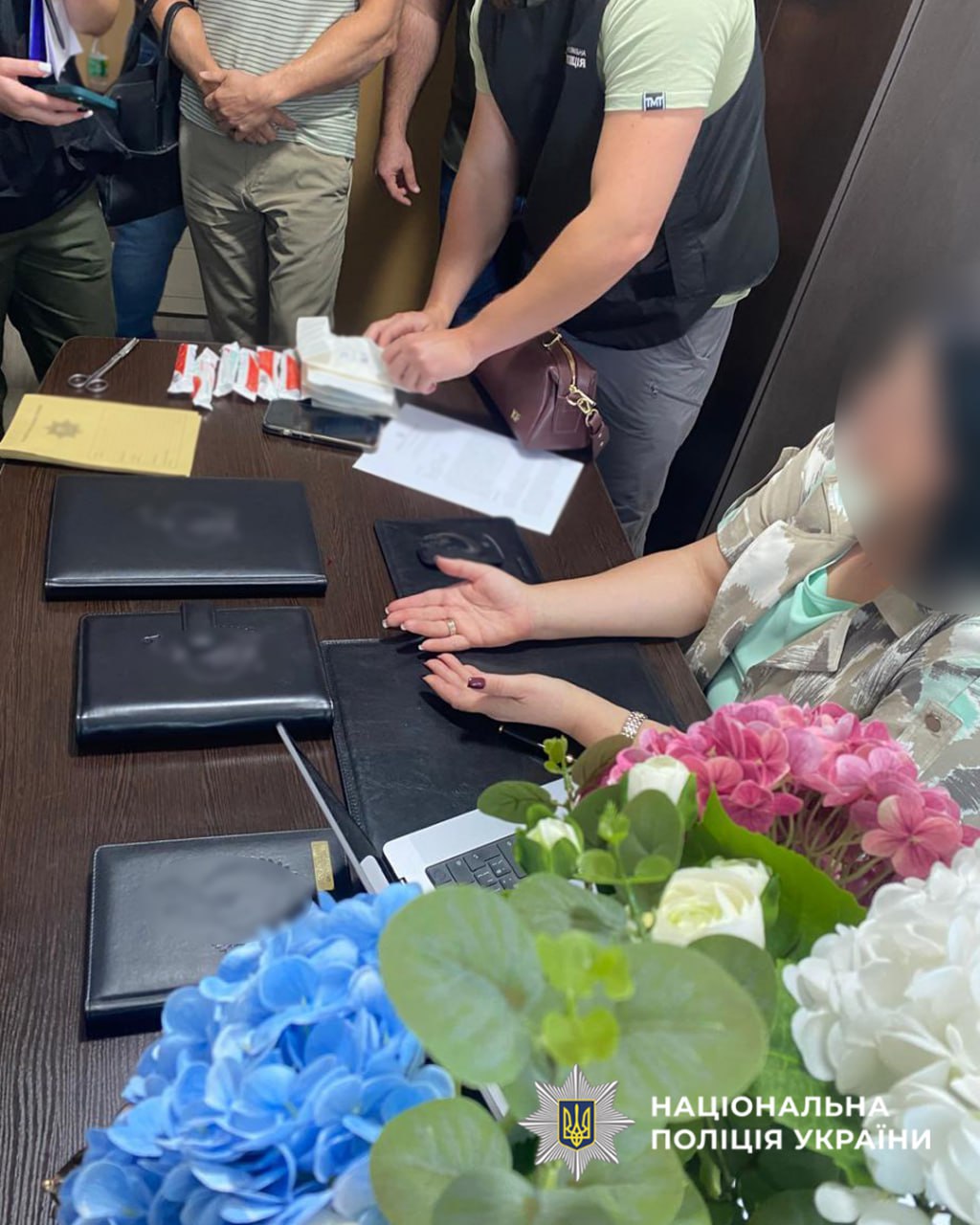 В Умані правоохоронці затримали на хабарі жінку, яка мала «повпливати» на ТЦК