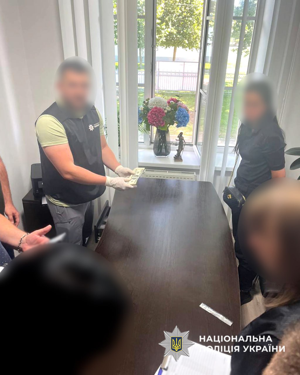 В Умані правоохоронці затримали на хабарі жінку, яка мала «повпливати» на ТЦК - фото 4
