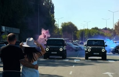 Незвичне гендер паті біля садиби Пирогова: пара з Вінниці дізналася стать малюка
