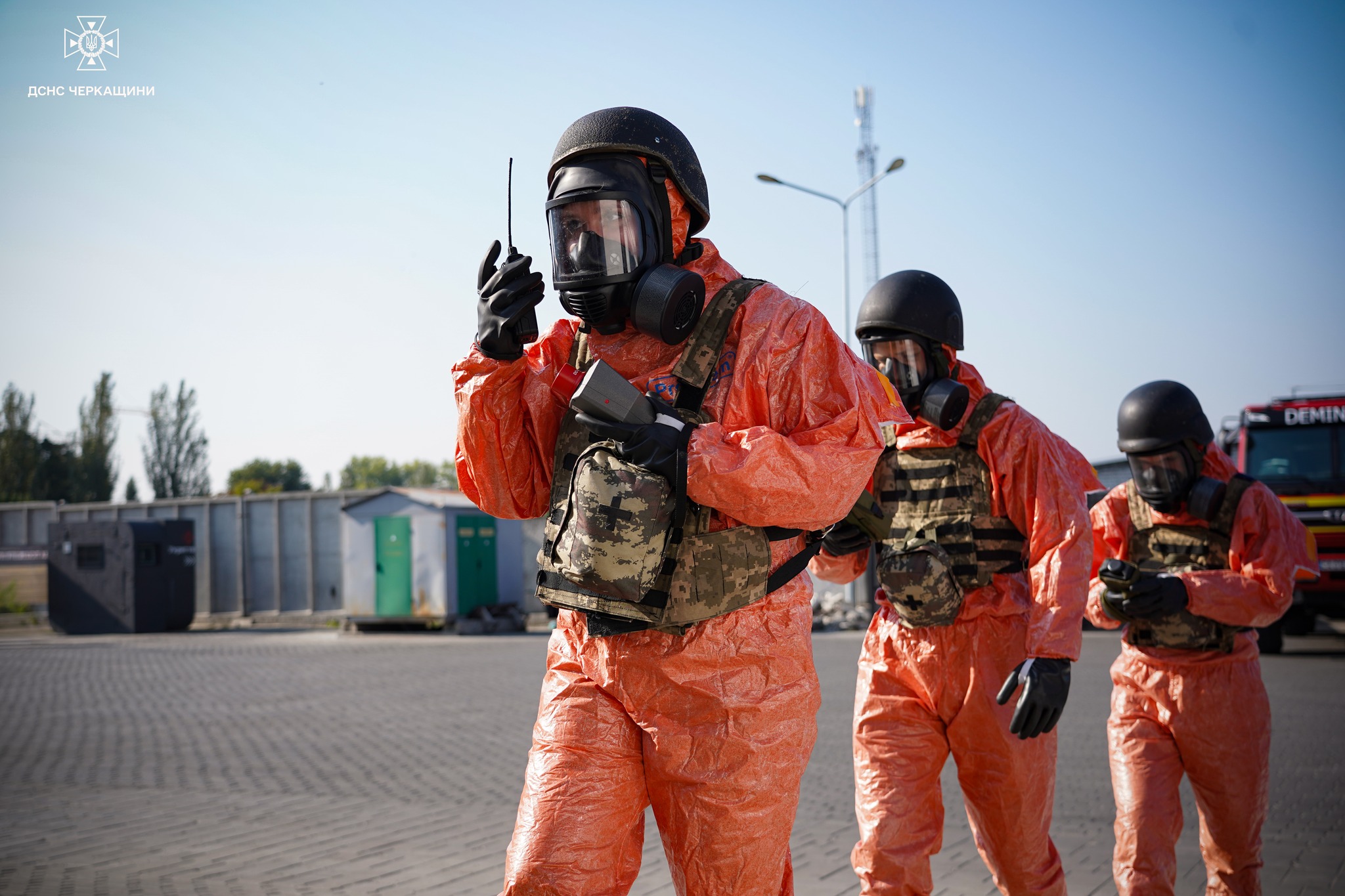 Черкаські рятувальники тренувалися гасити пожежі на поштовому терміналі