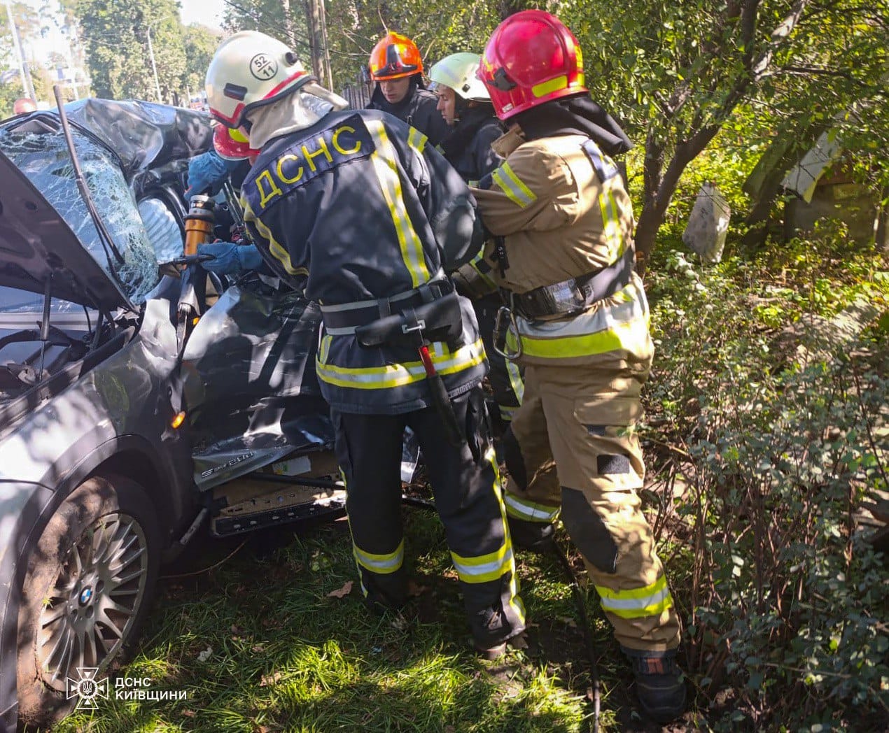 Автотроща на Київщині: рятувальники деблокували водія