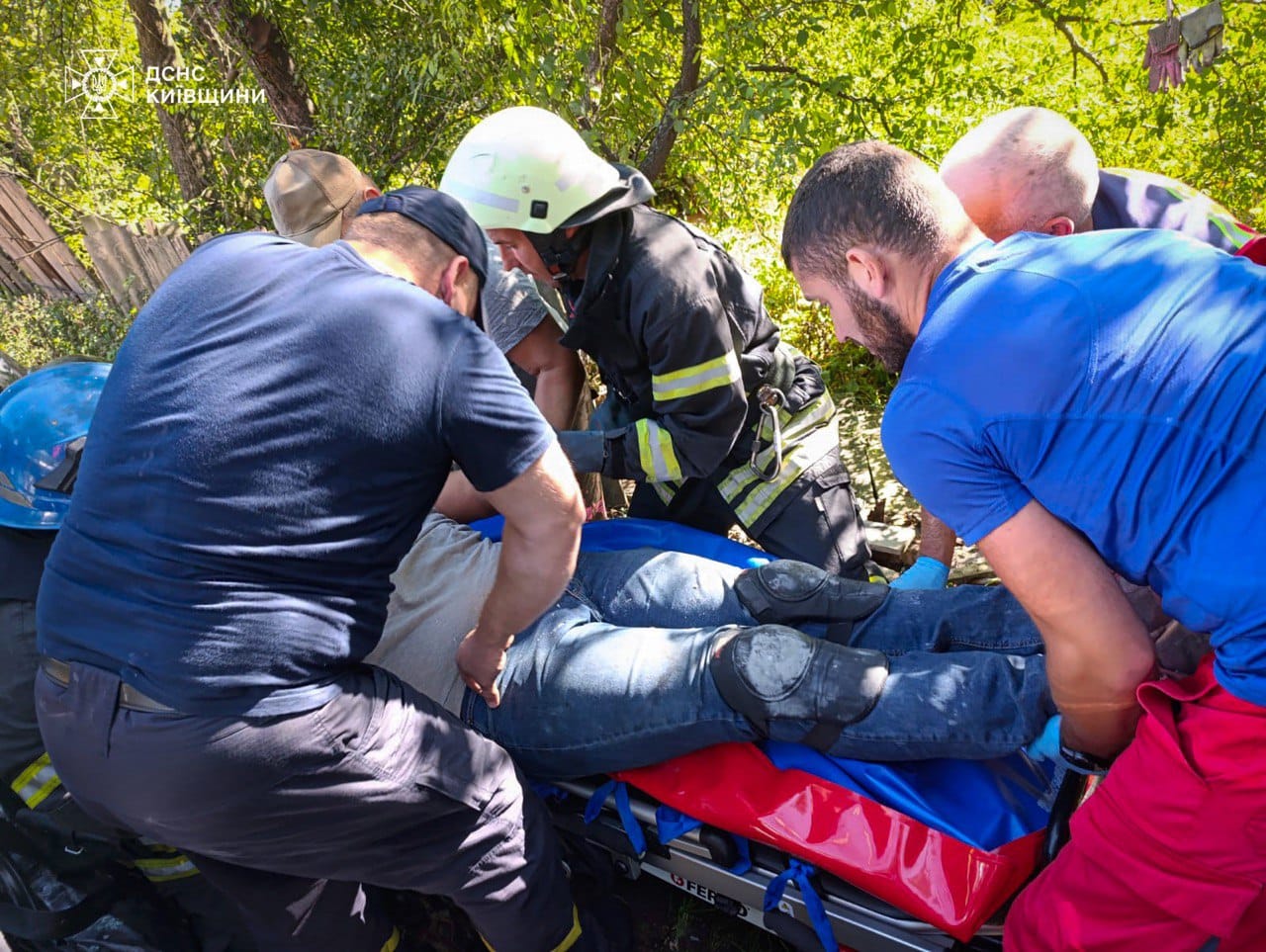 Автотроща на Київщині: рятувальники деблокували водія - фото 2