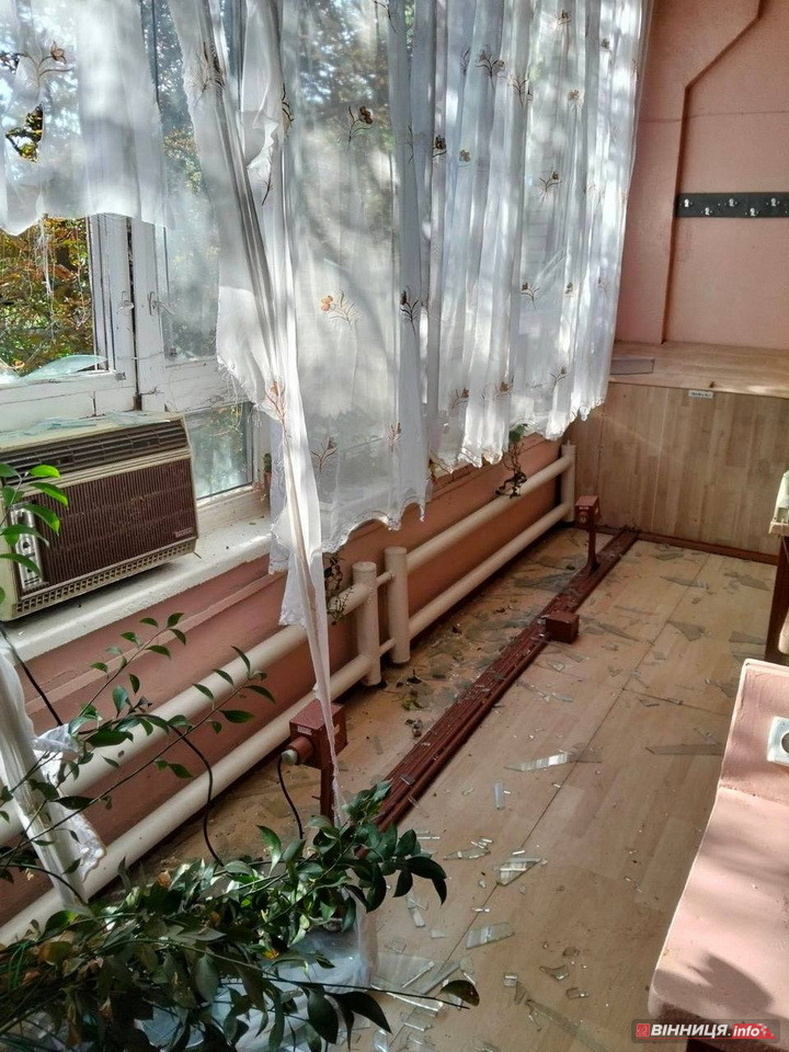 Студенти були в укритті, але «швидку» викликали: у вінницькому училищі від прильоту повибивало вікна - фото 2