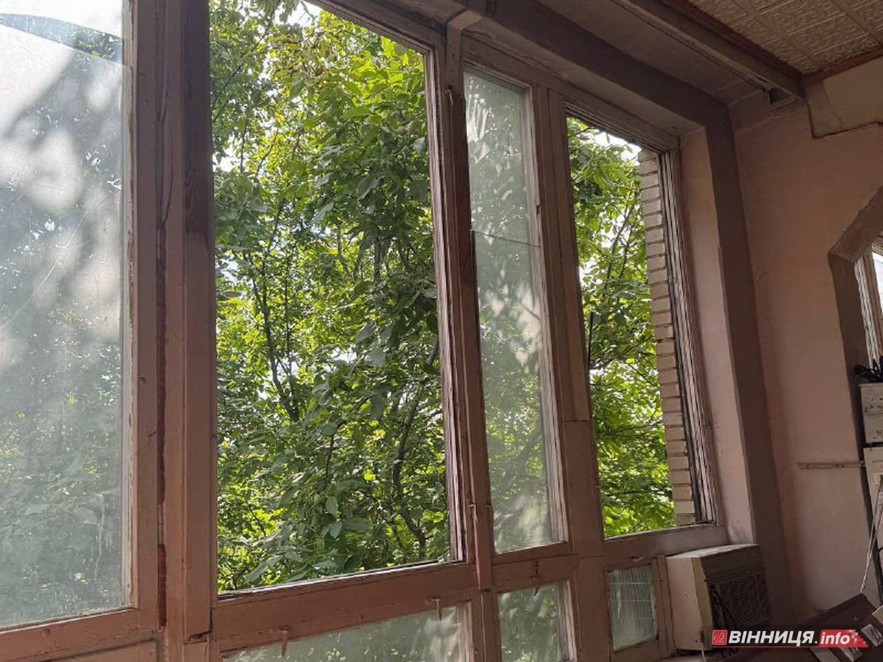 Студенти були в укритті, але «швидку» викликали: у вінницькому училищі від прильоту повибивало вікна - фото 5