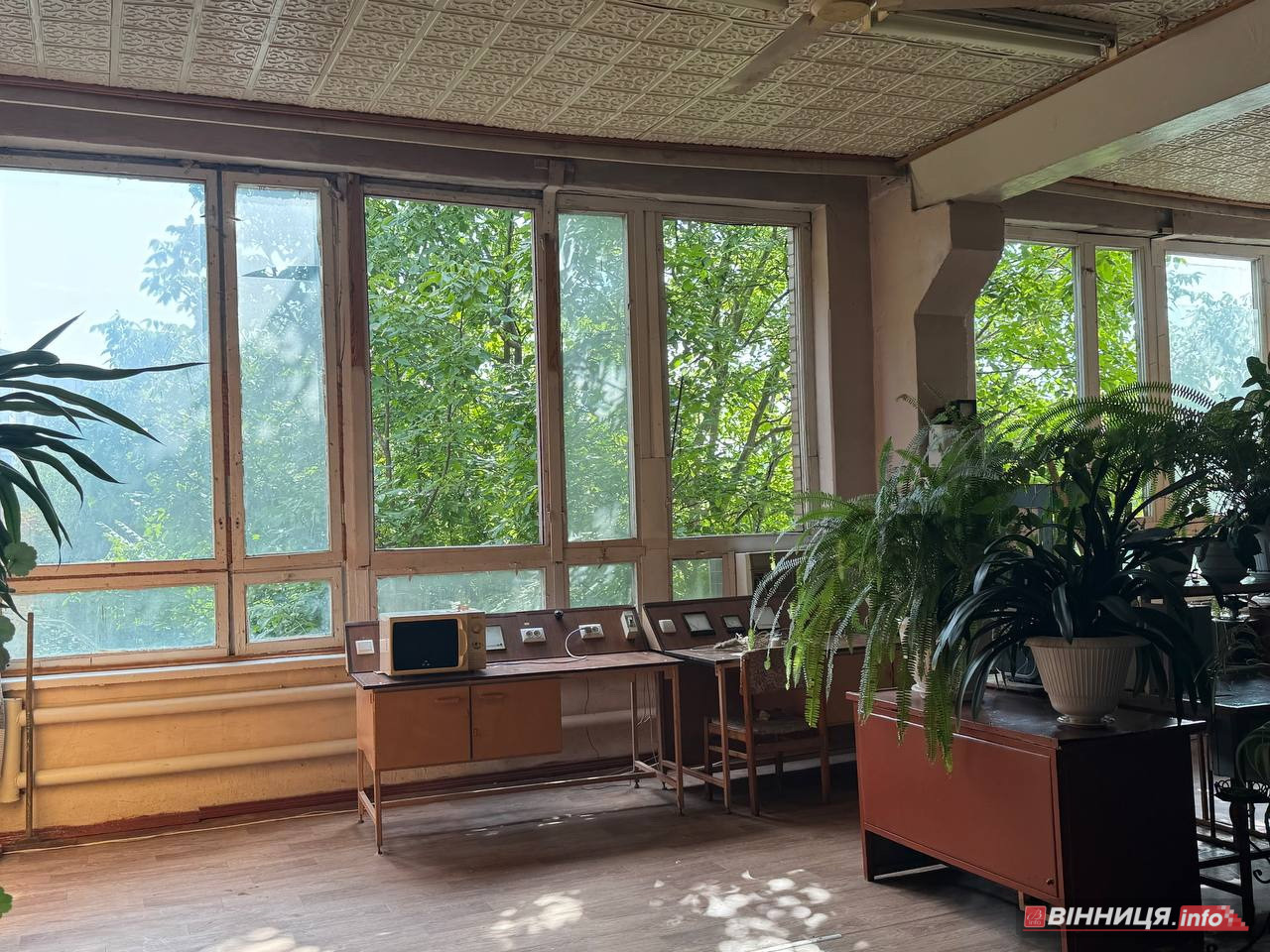 Студенти були в укритті, але «швидку» викликали: у вінницькому училищі від прильоту повибивало вікна - фото 6