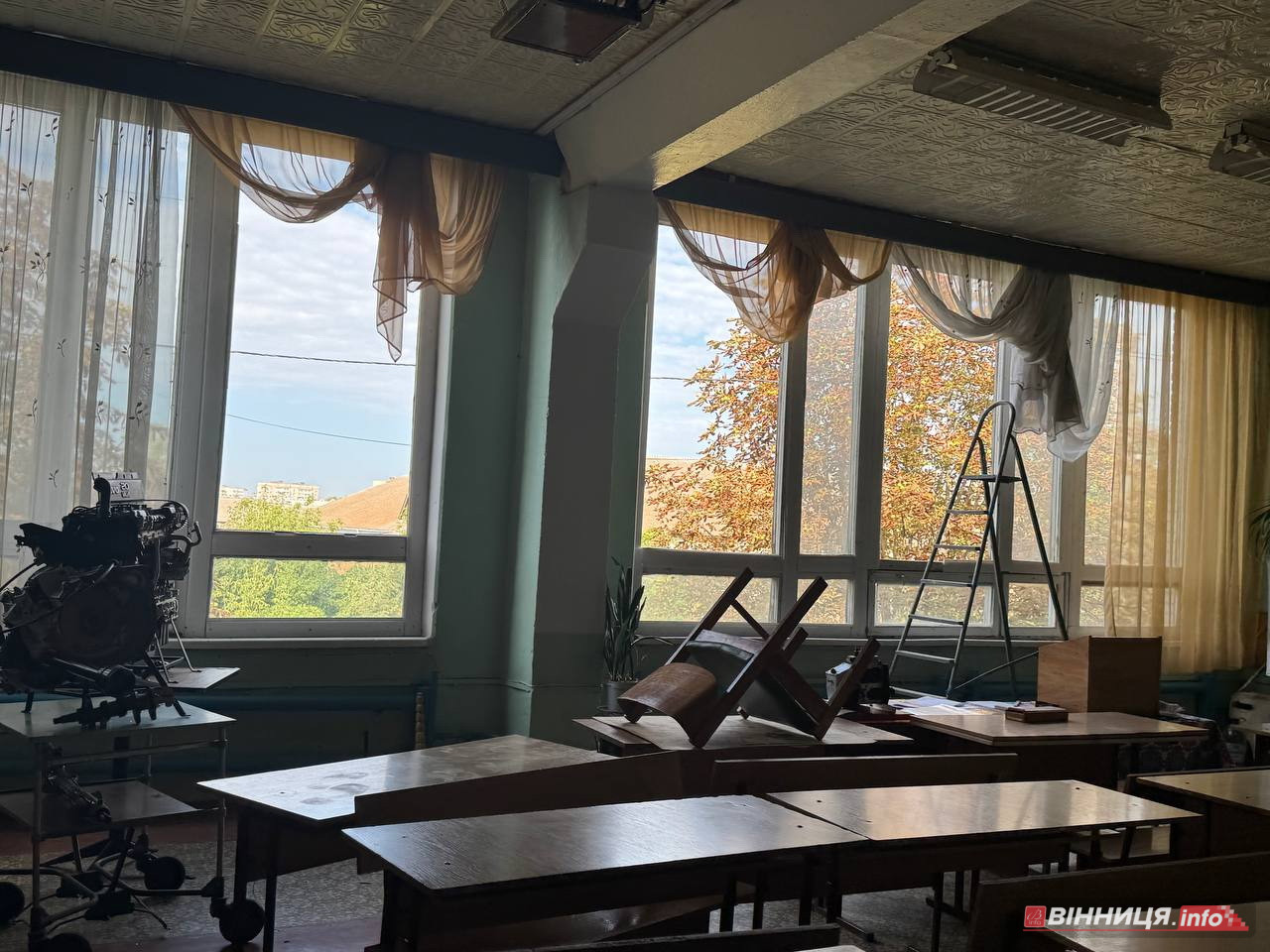 Студенти були в укритті, але «швидку» викликали: у вінницькому училищі від прильоту повибивало вікна - фото 7