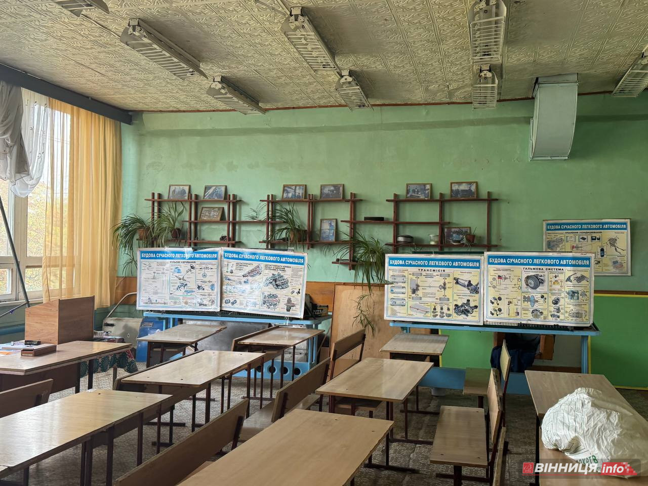 Студенти були в укритті, але «швидку» викликали: у вінницькому училищі від прильоту повибивало вікна - фото 9