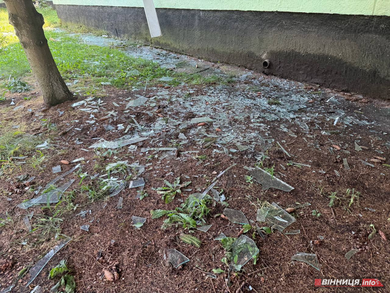 Студенти були в укритті, але «швидку» викликали: у вінницькому училищі від прильоту повибивало вікна - фото 8