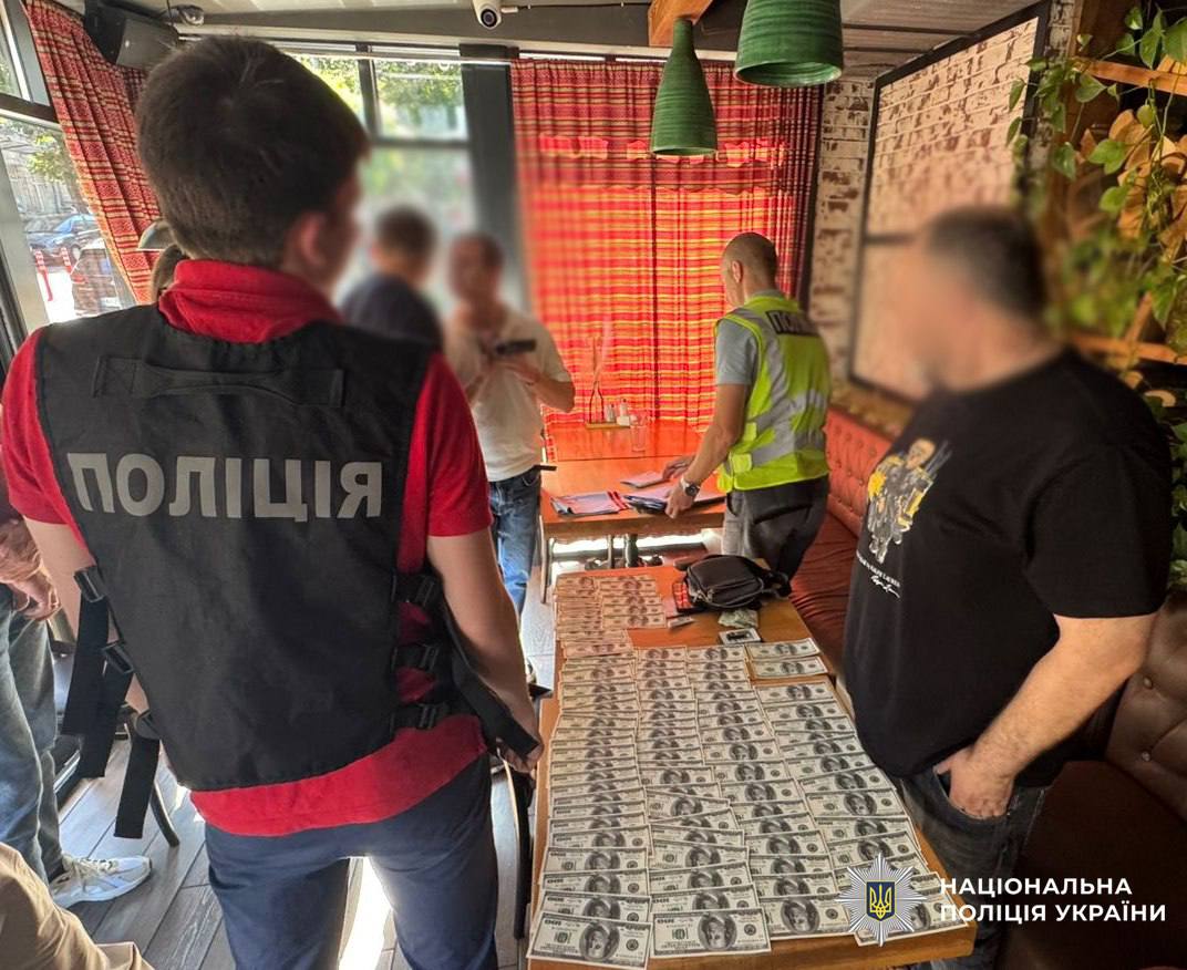 Столичні поліцейські викрили посадовця Міноборони, який допомагав бронювати призовників