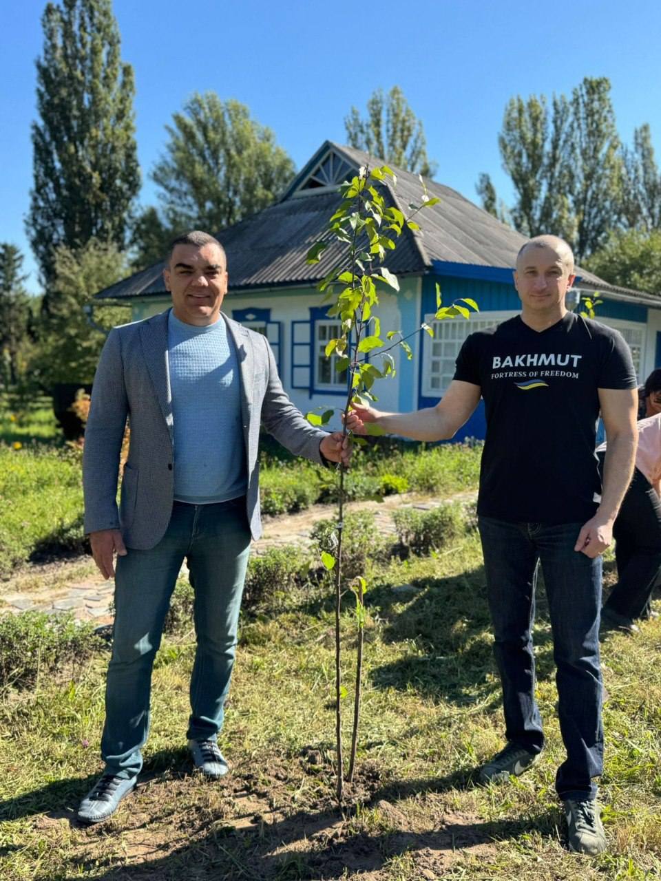 У Києві з’явилася Алея Бахмута: на честь міста-героя висадили яблуні