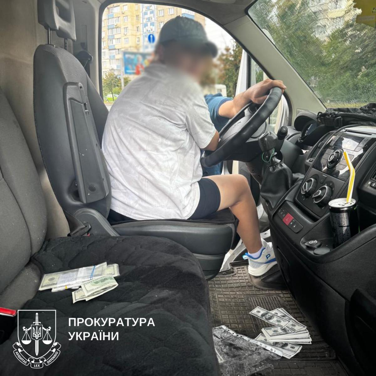 У Києві затримали жінку, яка продавала гуманітарні автівки для ЗСУ - фото 2