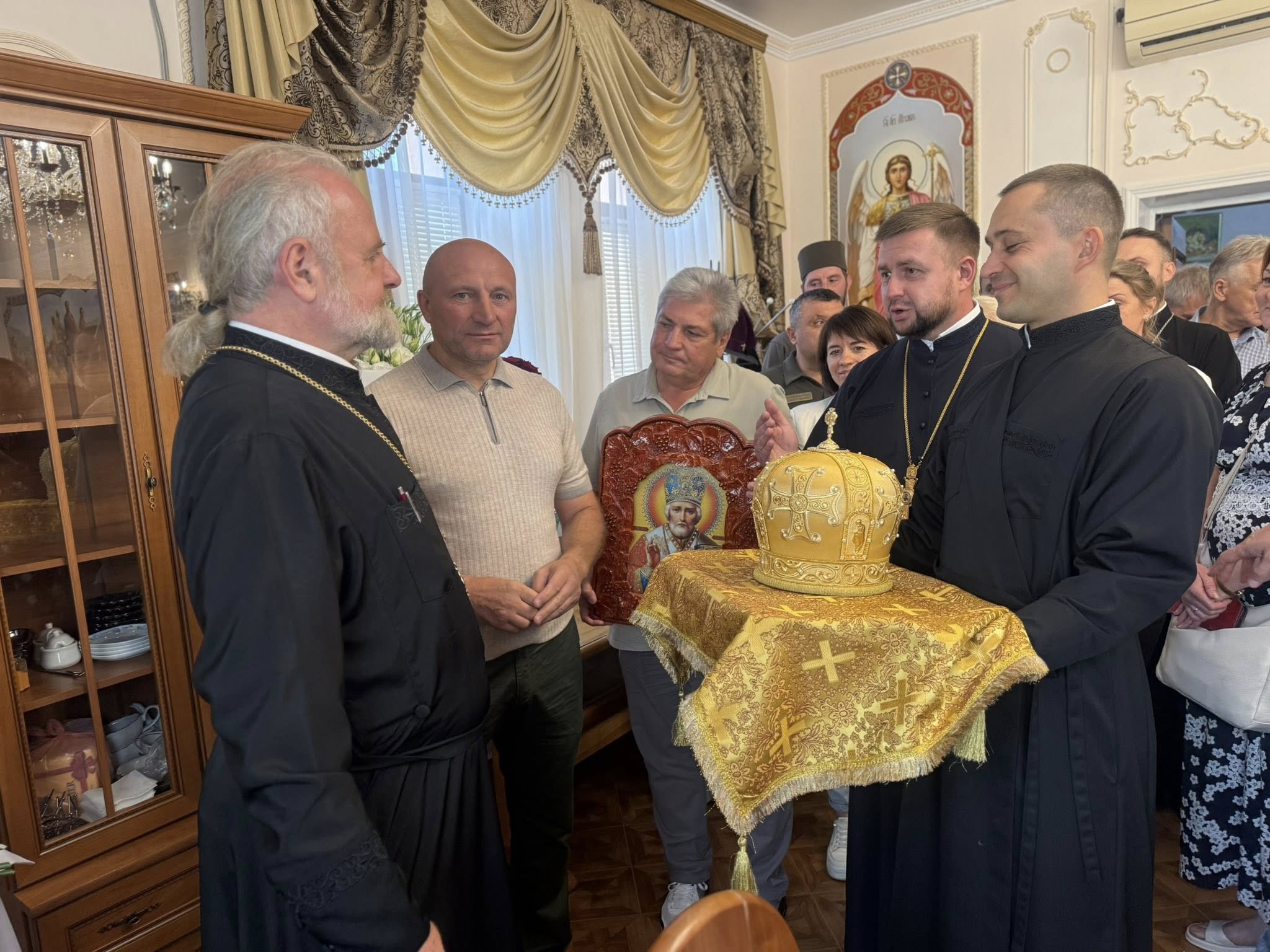 Митрополиту Черкаському та Чигиринському вручили митру та ікону святителя Миколая Чудотворця - фото 2