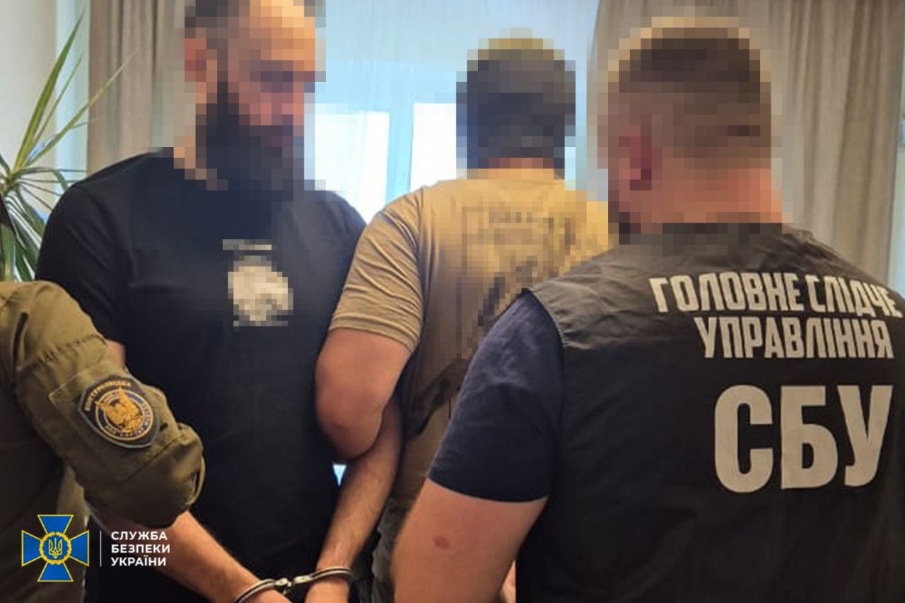 У Києві затримали ділків, які продавали «бронь» від мобілізації через фейкові ліцеї - фото 3
