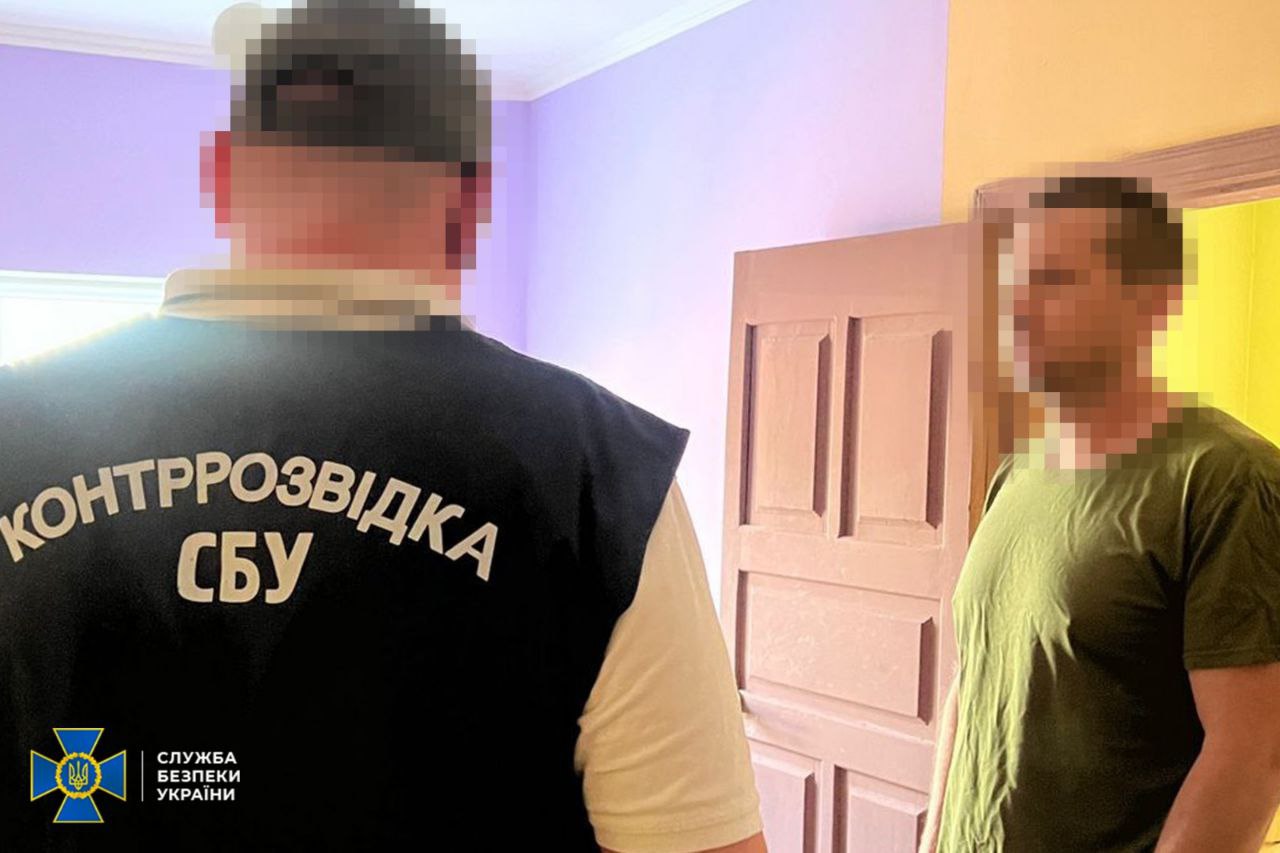 У Києві затримали ділків, які продавали «бронь» від мобілізації через фейкові ліцеї - фото 2