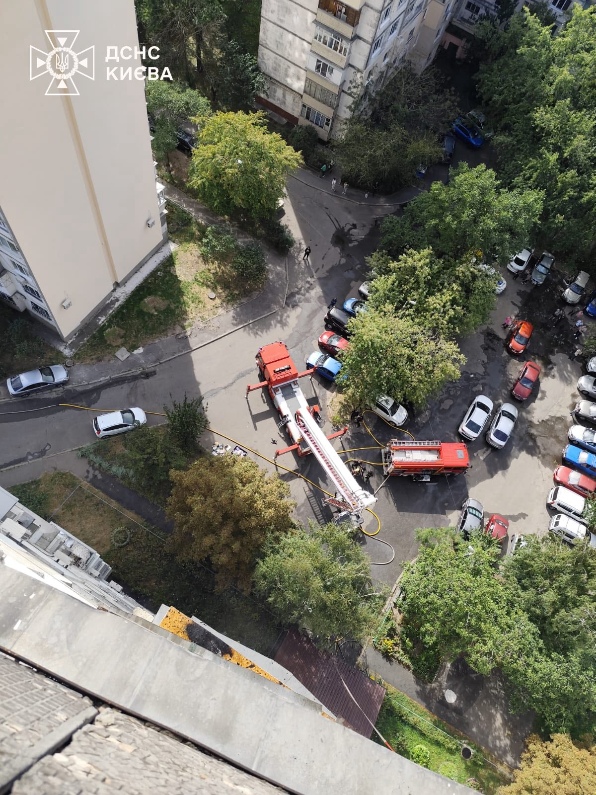 У Києві під час пожежі в багатоповерхівці постраждав чоловік - фото 2