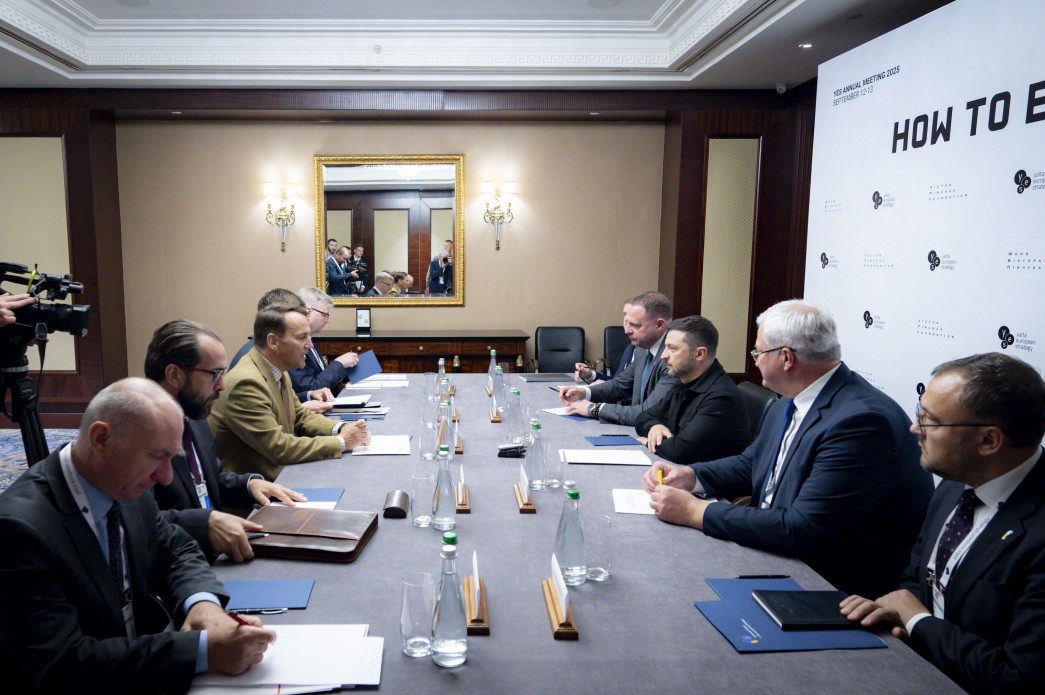 Зеленський та Сікорський обговорили напад РФ дронами на Польщу