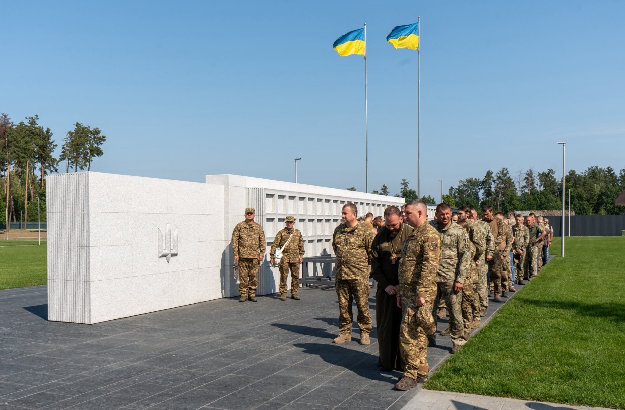 На Національному військовому кладовищі викарбували перше ім'я полеглого воїна - фото 5