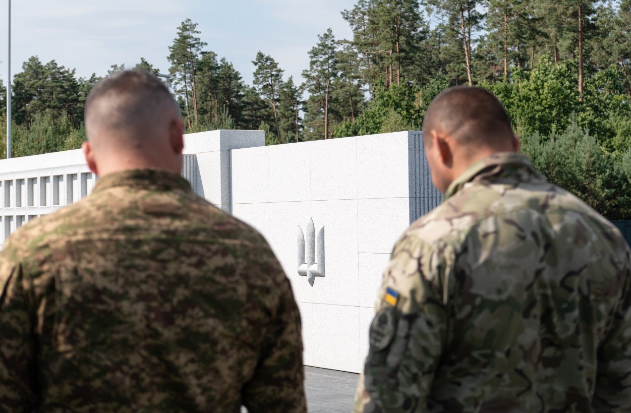 На Національному військовому кладовищі викарбували перше ім'я полеглого воїна