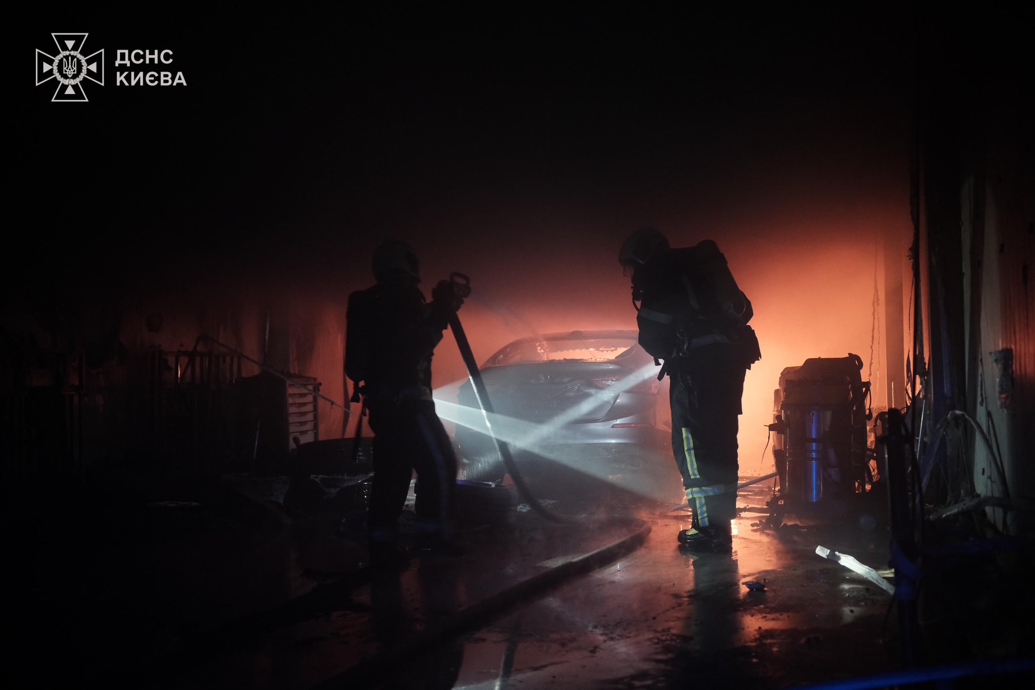У Києві рятувальники ліквідували пожежу на СТО