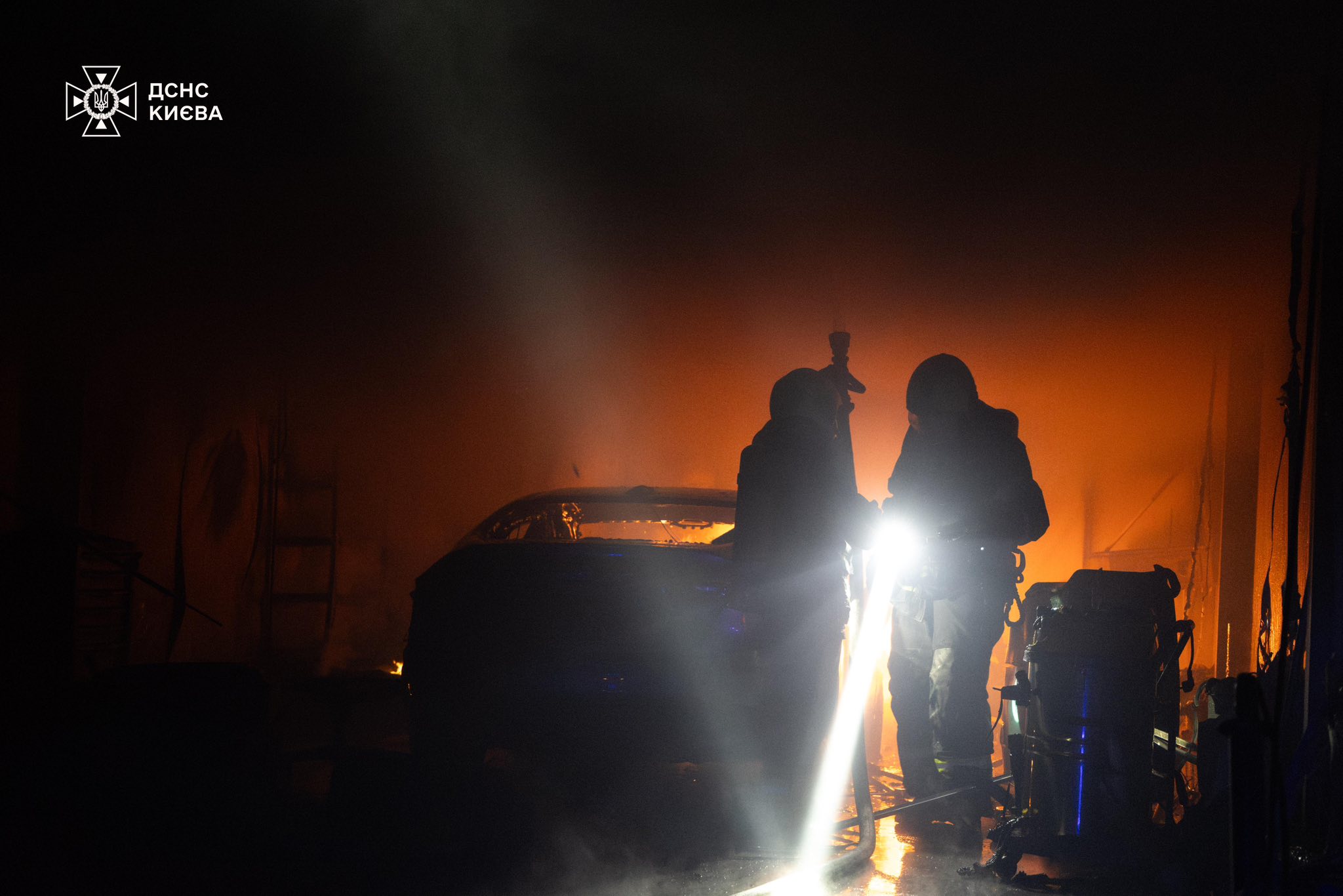 У Києві рятувальники ліквідували пожежу на СТО - фото 3
